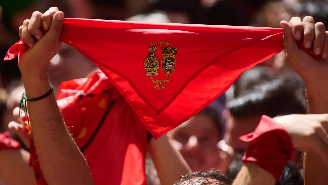 Miles de personas celebran el Chupinazo en la Plaza del Ayuntamiento de Pamplona, con el que se da inicio a las Fiestas de San Ferm&iacute;n 2026. I&Ntilde;IGO ALZUGARAY