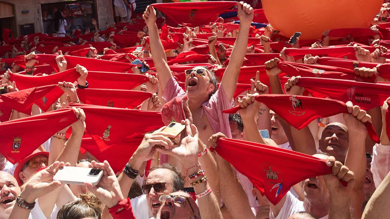 Miles de personas celebran el Chupinazo en la Plaza del Ayuntamiento de Pamplona, con el que se da inicio a las Fiestas de San Ferm&iacute;n 2026. I&Ntilde;IGO ALZUGARAY