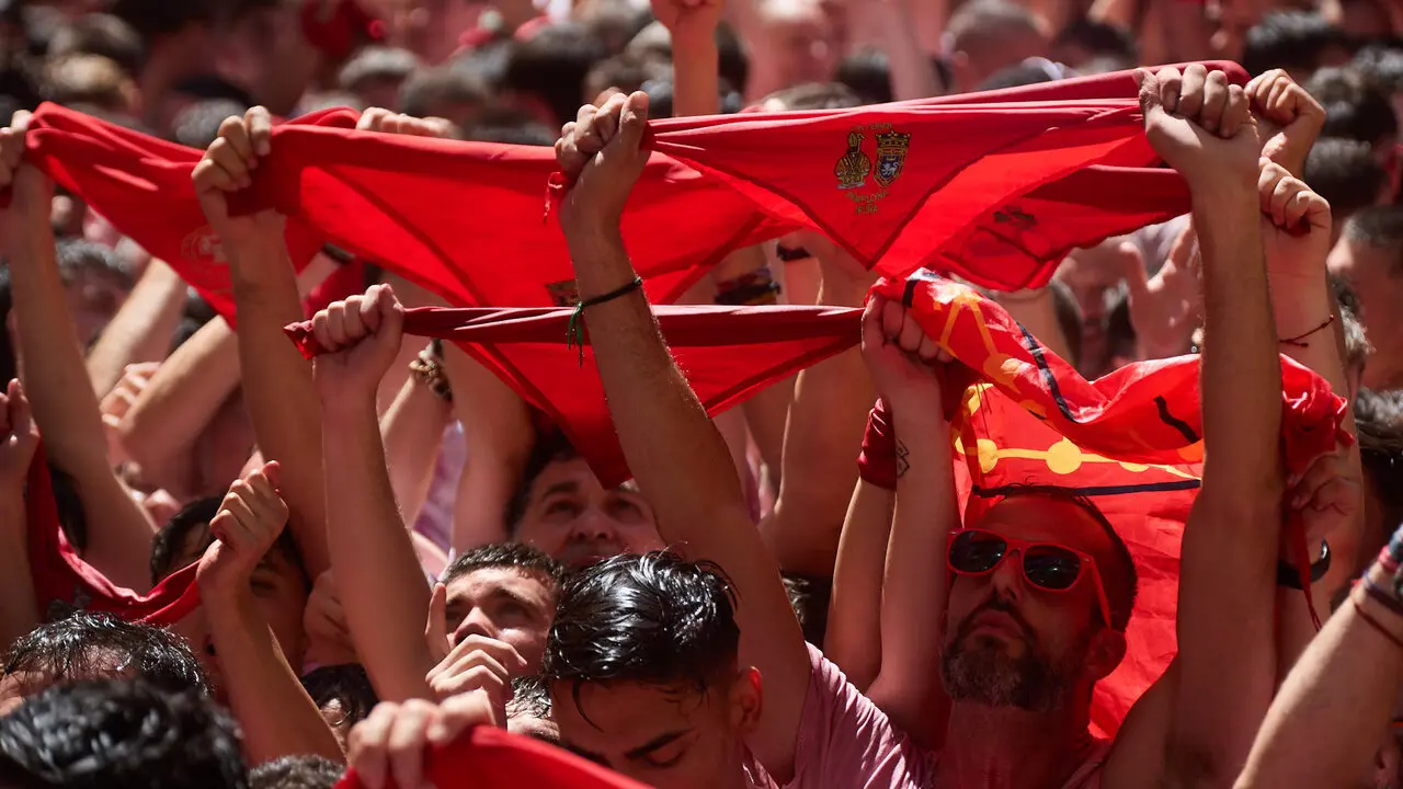 Miles de personas celebran el Chupinazo en la Plaza del Ayuntamiento de Pamplona, con el que se da inicio a las Fiestas de San Ferm&iacute;n 2026. I&Ntilde;IGO ALZUGARAY