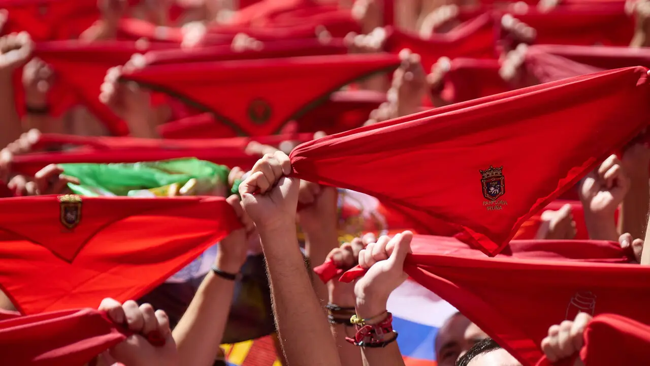 Miles de personas celebran el Chupinazo en la Plaza del Ayuntamiento de Pamplona, con el que se da inicio a las Fiestas de San Ferm&iacute;n 2026. I&Ntilde;IGO ALZUGARAY