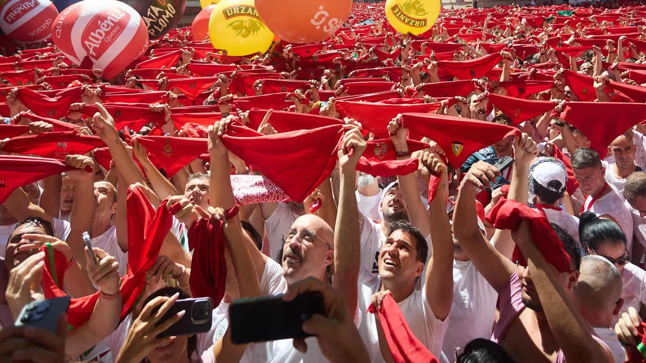 Miles de personas celebran el Chupinazo en la Plaza del Ayuntamiento de Pamplona, con el que se da inicio a las Fiestas de San Ferm&iacute;n 2026. I&Ntilde;IGO ALZUGARAY