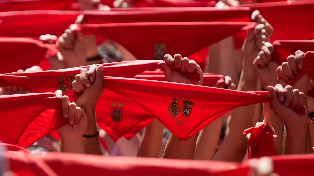 Miles de personas celebran el Chupinazo en la Plaza del Ayuntamiento de Pamplona, con el que se da inicio a las Fiestas de San Ferm&iacute;n 2026. I&Ntilde;IGO ALZUGARAY