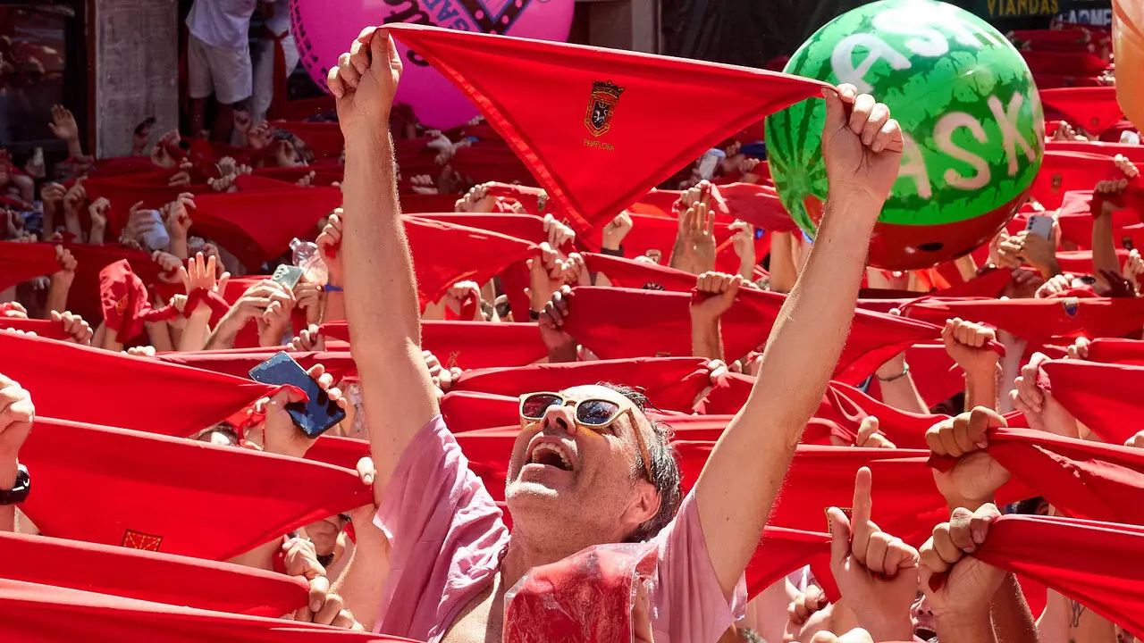 Miles de personas celebran el Chupinazo en la Plaza del Ayuntamiento de Pamplona, con el que se da inicio a las Fiestas de San Ferm&iacute;n 2026. I&Ntilde;IGO ALZUGARAY