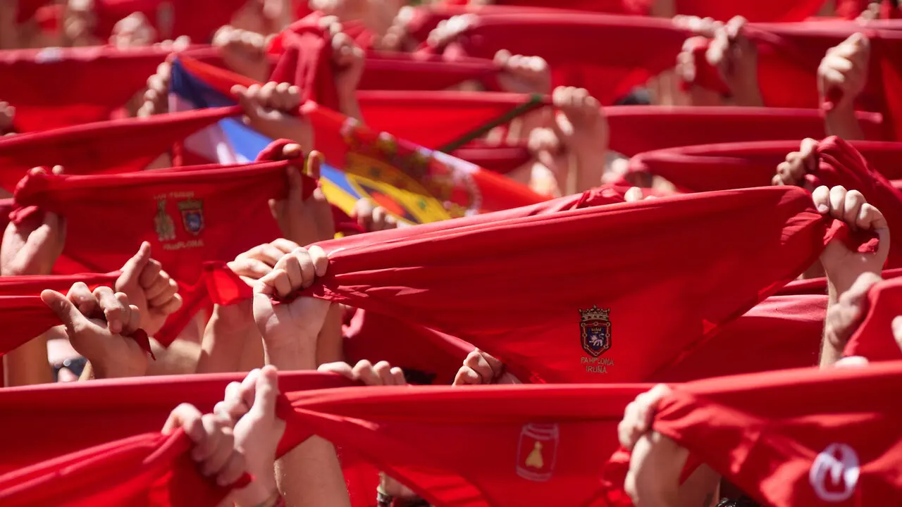 Miles de personas celebran el Chupinazo en la Plaza del Ayuntamiento de Pamplona, con el que se da inicio a las Fiestas de San Ferm&iacute;n 2026. I&Ntilde;IGO ALZUGARAY