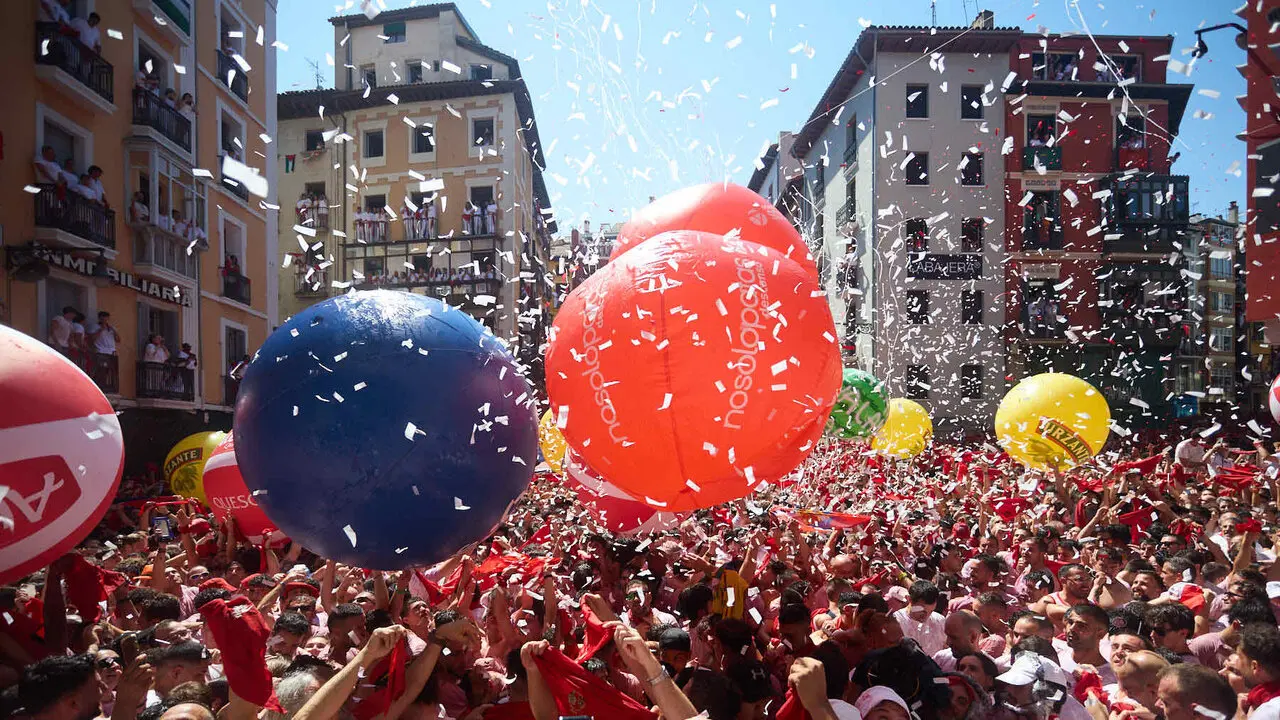 Miles de personas celebran el Chupinazo en la Plaza del Ayuntamiento de Pamplona, con el que se da inicio a las Fiestas de San Ferm&iacute;n 2026. I&Ntilde;IGO ALZUGARAY