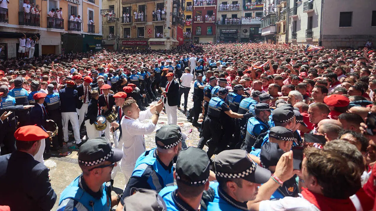 Miles de personas celebran el Chupinazo en la Plaza del Ayuntamiento de Pamplona, con el que se da inicio a las Fiestas de San Ferm&iacute;n 2026. I&Ntilde;IGO ALZUGARAY