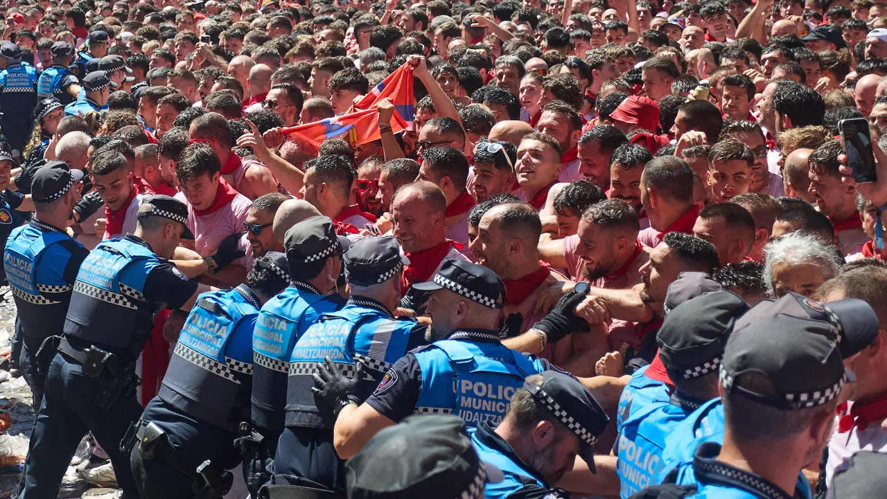 Miles de personas celebran el Chupinazo en la Plaza del Ayuntamiento de Pamplona, con el que se da inicio a las Fiestas de San Ferm&iacute;n 2026. I&Ntilde;IGO ALZUGARAY