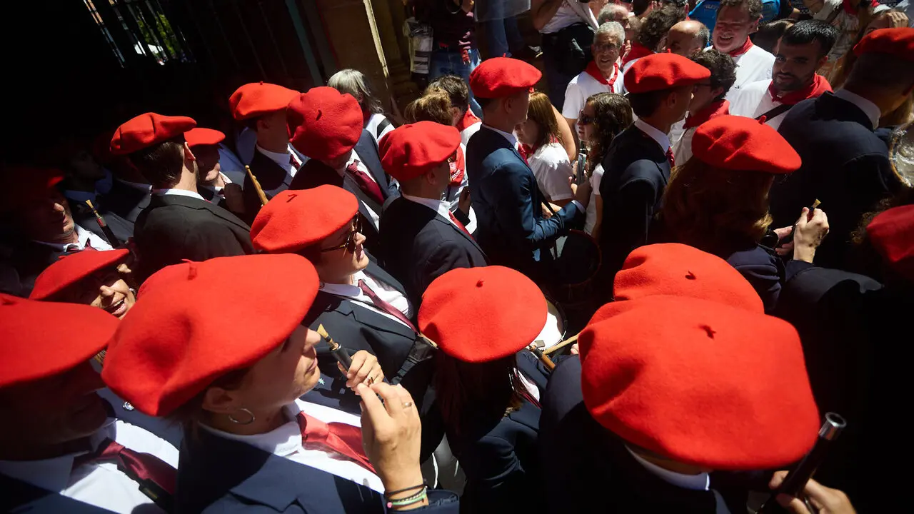 Miles de personas celebran el Chupinazo en la Plaza del Ayuntamiento de Pamplona, con el que se da inicio a las Fiestas de San Ferm&iacute;n 2026. I&Ntilde;IGO ALZUGARAY