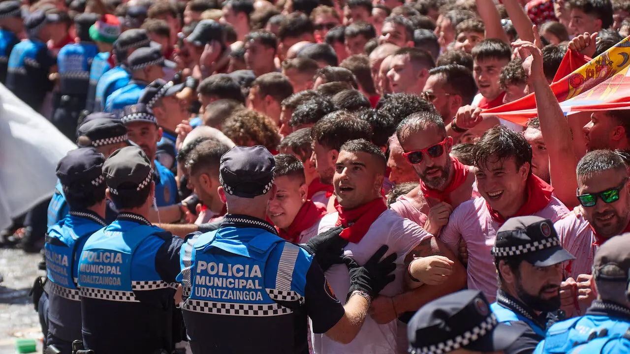 Miles de personas celebran el Chupinazo en la Plaza del Ayuntamiento de Pamplona, con el que se da inicio a las Fiestas de San Ferm&iacute;n 2026. I&Ntilde;IGO ALZUGARAY