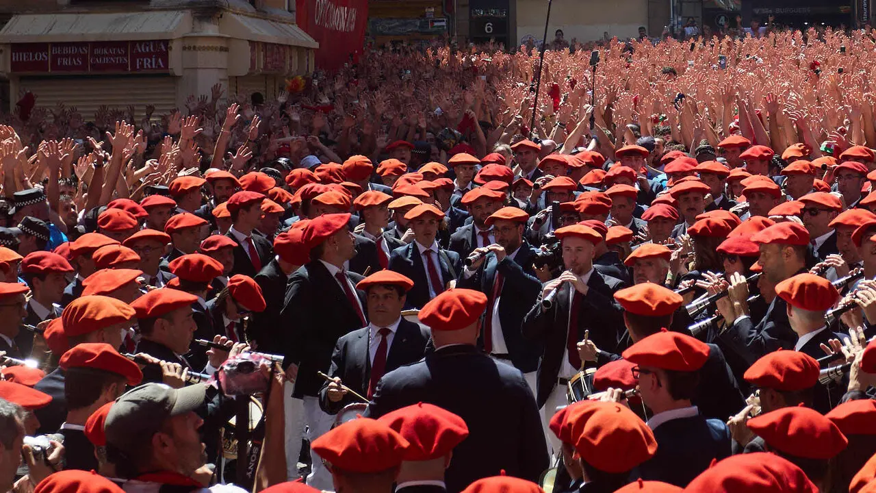 Miles de personas celebran el Chupinazo en la Plaza del Ayuntamiento de Pamplona, con el que se da inicio a las Fiestas de San Ferm&iacute;n 2026. I&Ntilde;IGO ALZUGARAY