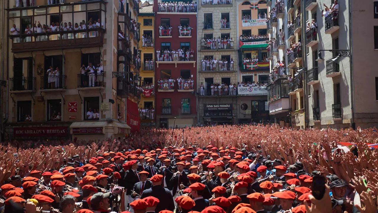 Miles de personas celebran el Chupinazo en la Plaza del Ayuntamiento de Pamplona, con el que se da inicio a las Fiestas de San Ferm&iacute;n 2026. I&Ntilde;IGO ALZUGARAY