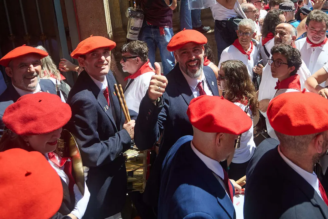 Miles de personas celebran el Chupinazo en la Plaza del Ayuntamiento de Pamplona, con el que se da inicio a las Fiestas de San Ferm&iacute;n 2026. I&Ntilde;IGO ALZUGARAY