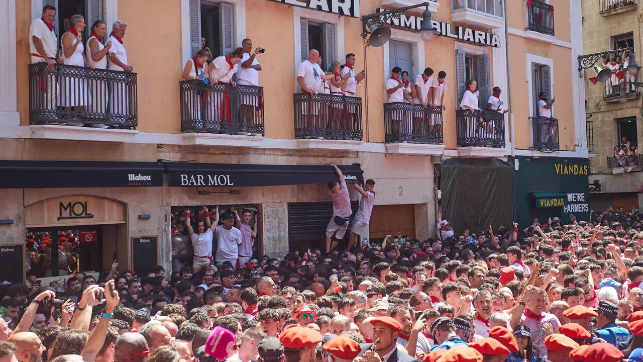 Miles de personas celebran el Chupinazo en la Plaza del Ayuntamiento de Pamplona, con el que se da inicio a las Fiestas de San Ferm&iacute;n 2026. I&Ntilde;IGO ALZUGARAY