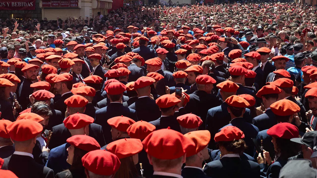 Miles de personas celebran el Chupinazo en la Plaza del Ayuntamiento de Pamplona, con el que se da inicio a las Fiestas de San Ferm&iacute;n 2026. I&Ntilde;IGO ALZUGARAY