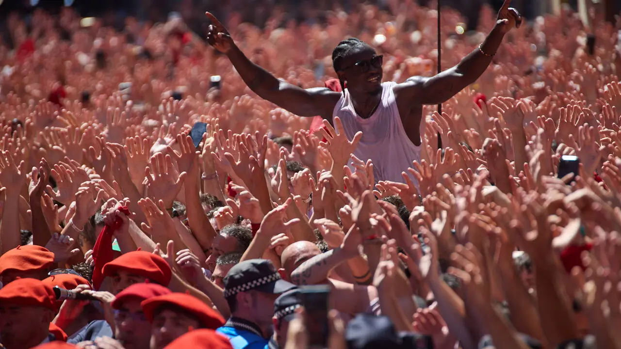 Miles de personas celebran el Chupinazo en la Plaza del Ayuntamiento de Pamplona, con el que se da inicio a las Fiestas de San Ferm&iacute;n 2026. I&Ntilde;IGO ALZUGARAY
