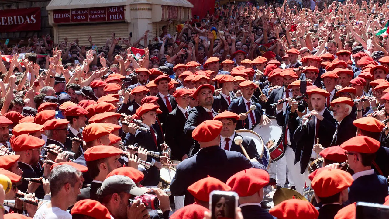 Miles de personas celebran el Chupinazo en la Plaza del Ayuntamiento de Pamplona, con el que se da inicio a las Fiestas de San Ferm&iacute;n 2026. I&Ntilde;IGO ALZUGARAY