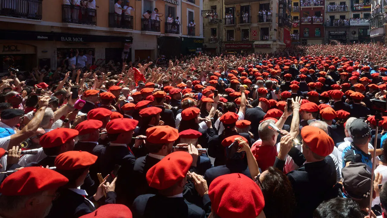 Miles de personas celebran el Chupinazo en la Plaza del Ayuntamiento de Pamplona, con el que se da inicio a las Fiestas de San Ferm&iacute;n 2026. I&Ntilde;IGO ALZUGARAY