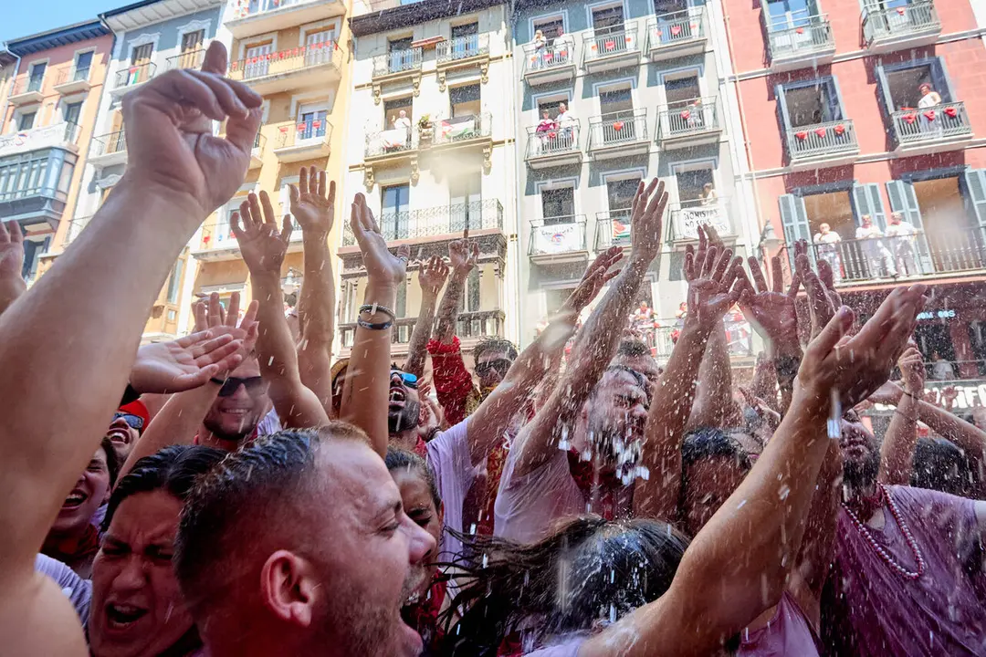 Pamplona. Navarra. 6 julio 2026. Fiestas. Sanfermines.
Ambiente por las calles de Pamplona en los momentos posteriores al Chupinazo que ha dado inicio a las Fiestas de San Fermin 2026 con el ya tradicional lanzamiento de agua desde los balcones, en Pamplona a 6 de julio de 2026. Cr&eacute;dito: I&ntilde;igo Alzugaray / Cordon Press