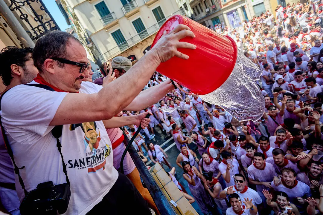 Pamplona. Navarra. 6 julio 2026. Fiestas. Sanfermines.
Ambiente por las calles de Pamplona en los momentos posteriores al Chupinazo que ha dado inicio a las Fiestas de San Fermin 2026 con el ya tradicional lanzamiento de agua desde los balcones, en Pamplona a 6 de julio de 2026. Cr&eacute;dito: I&ntilde;igo Alzugaray / Cordon Press
