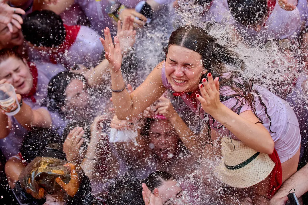 Pamplona. Navarra. 6 julio 2026. Fiestas. Sanfermines.
Ambiente por las calles de Pamplona en los momentos posteriores al Chupinazo que ha dado inicio a las Fiestas de San Fermin 2026 con el ya tradicional lanzamiento de agua desde los balcones, en Pamplona a 6 de julio de 2026. Cr&eacute;dito: I&ntilde;igo Alzugaray / Cordon Press