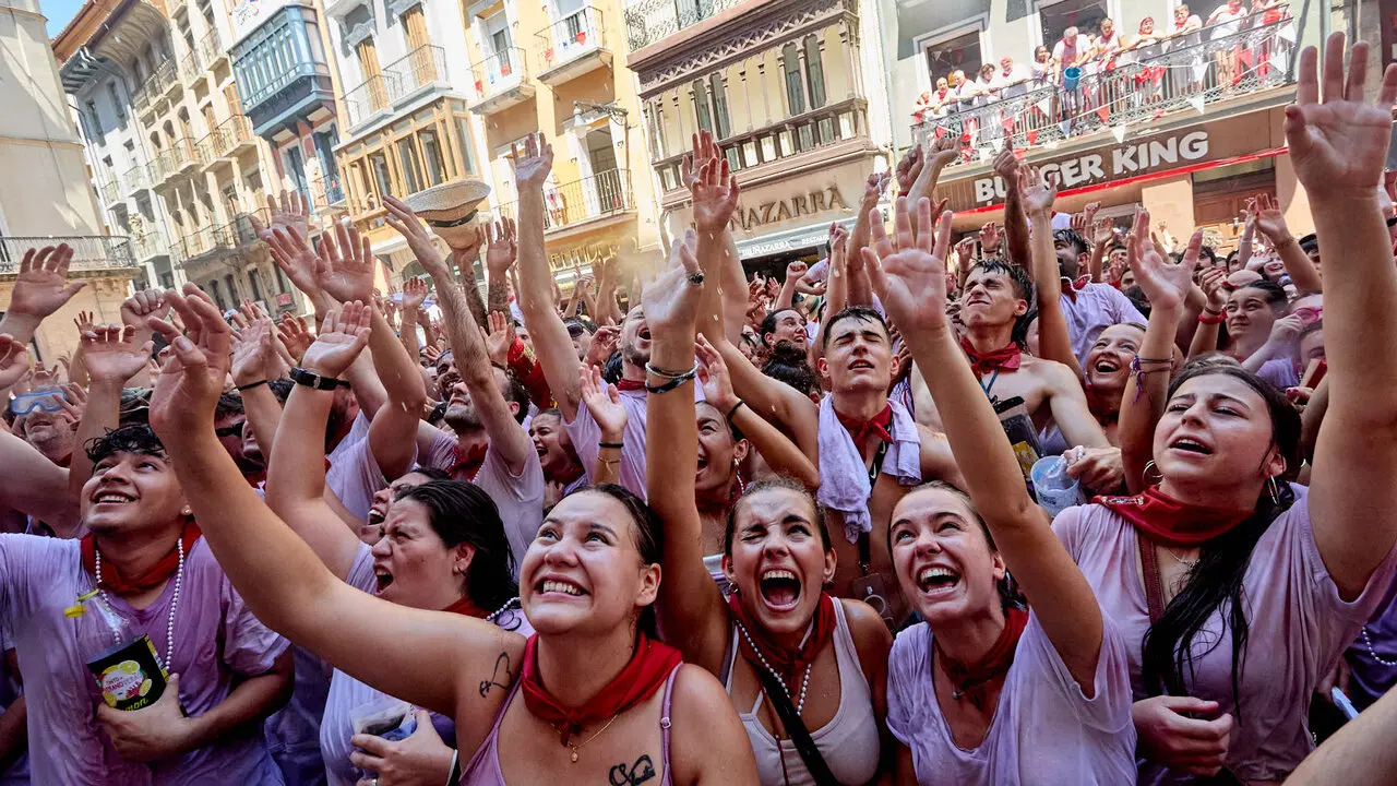 Pamplona. Navarra. 6 julio 2026. Fiestas. Sanfermines.
Ambiente por las calles de Pamplona en los momentos posteriores al Chupinazo que ha dado inicio a las Fiestas de San Fermin 2026 con el ya tradicional lanzamiento de agua desde los balcones, en Pamplona a 6 de julio de 2026. Cr&eacute;dito: I&ntilde;igo Alzugaray / Cordon Press