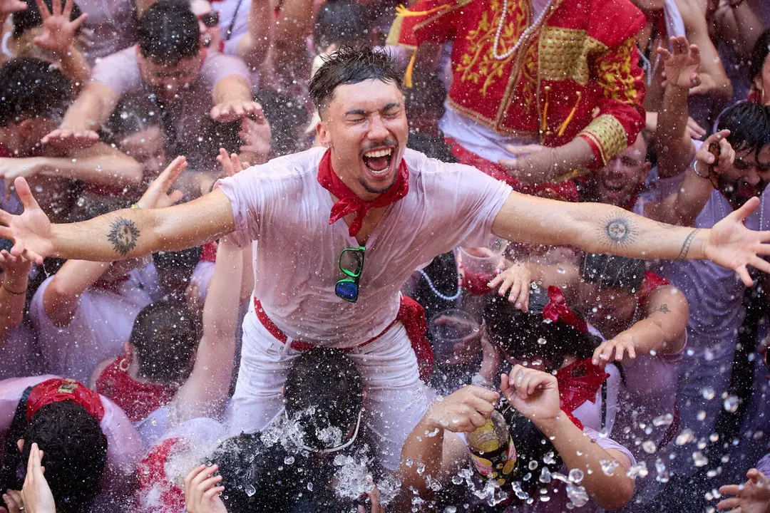 Pamplona. Navarra. 6 julio 2026. Fiestas. Sanfermines.
Ambiente por las calles de Pamplona en los momentos posteriores al Chupinazo que ha dado inicio a las Fiestas de San Fermin 2026 con el ya tradicional lanzamiento de agua desde los balcones, en Pamplona a 6 de julio de 2026. Cr&eacute;dito: I&ntilde;igo Alzugaray / Cordon Press