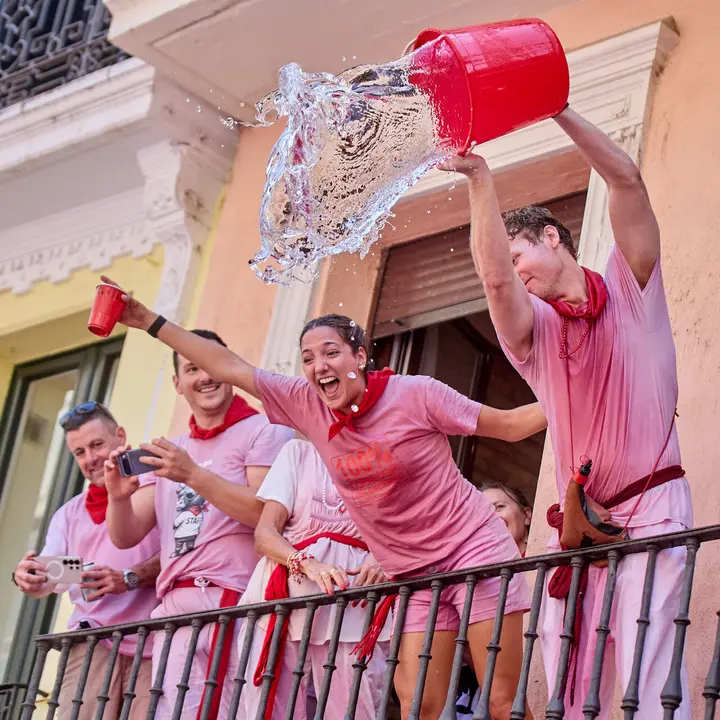 Pamplona. Navarra. 6 julio 2026. Fiestas. Sanfermines.
Ambiente por las calles de Pamplona en los momentos posteriores al Chupinazo que ha dado inicio a las Fiestas de San Fermin 2026 con el ya tradicional lanzamiento de agua desde los balcones, en Pamplona a 6 de julio de 2026. Cr&eacute;dito: I&ntilde;igo Alzugaray / Cordon Press