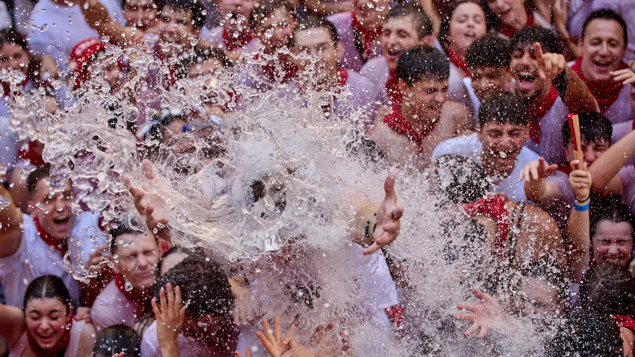 Pamplona. Navarra. 6 julio 2026. Fiestas. Sanfermines.
Ambiente por las calles de Pamplona en los momentos posteriores al Chupinazo que ha dado inicio a las Fiestas de San Fermin 2026 con el ya tradicional lanzamiento de agua desde los balcones, en Pamplona a 6 de julio de 2026. Cr&eacute;dito: I&ntilde;igo Alzugaray / Cordon Press