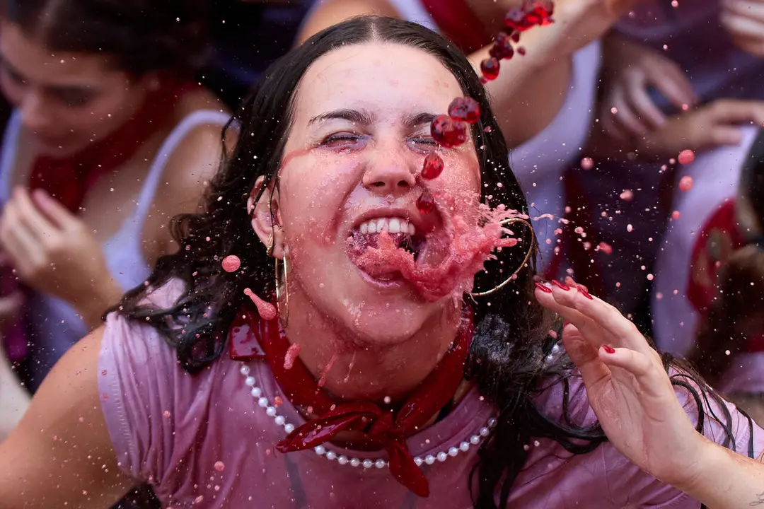 Pamplona. Navarra. 6 julio 2026. Fiestas. Sanfermines.
Ambiente por las calles de Pamplona en los momentos posteriores al Chupinazo que ha dado inicio a las Fiestas de San Fermin 2026 con el ya tradicional lanzamiento de agua desde los balcones, en Pamplona a 6 de julio de 2026. Cr&eacute;dito: I&ntilde;igo Alzugaray / Cordon Press