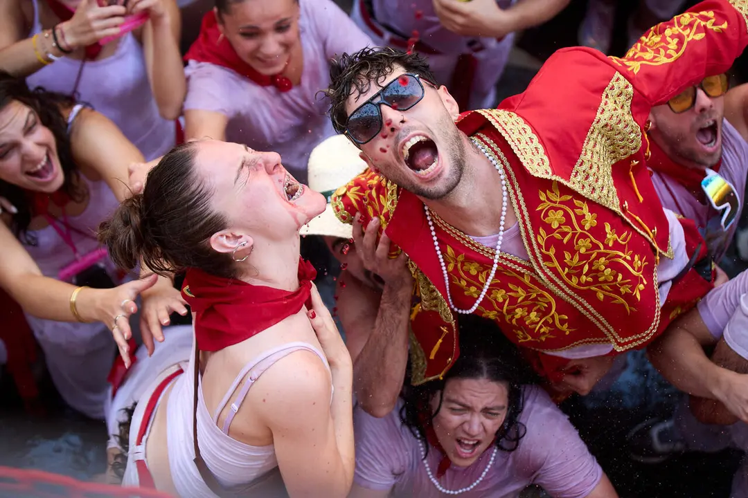 Pamplona. Navarra. 6 julio 2026. Fiestas. Sanfermines.
Ambiente por las calles de Pamplona en los momentos posteriores al Chupinazo que ha dado inicio a las Fiestas de San Fermin 2026 con el ya tradicional lanzamiento de agua desde los balcones, en Pamplona a 6 de julio de 2026. Cr&eacute;dito: I&ntilde;igo Alzugaray / Cordon Press