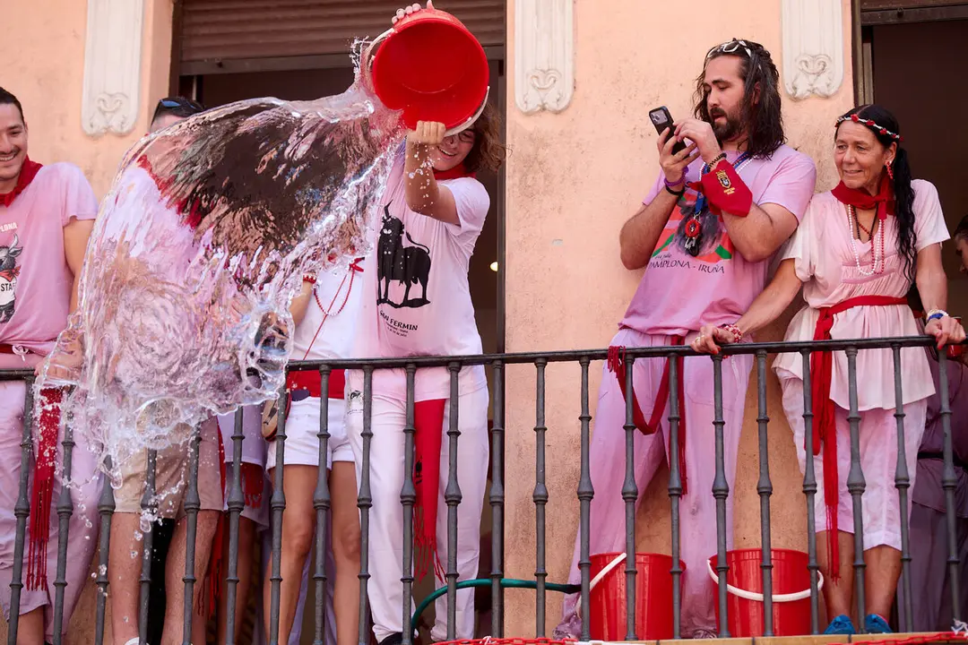 Pamplona. Navarra. 6 julio 2026. Fiestas. Sanfermines.
Ambiente por las calles de Pamplona en los momentos posteriores al Chupinazo que ha dado inicio a las Fiestas de San Fermin 2026 con el ya tradicional lanzamiento de agua desde los balcones, en Pamplona a 6 de julio de 2026. Cr&eacute;dito: I&ntilde;igo Alzugaray / Cordon Press