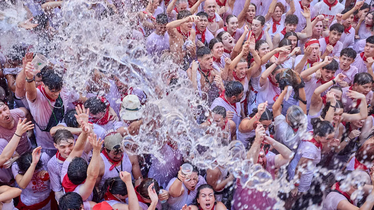 Pamplona. Navarra. 6 julio 2026. Fiestas. Sanfermines.
Ambiente por las calles de Pamplona en los momentos posteriores al Chupinazo que ha dado inicio a las Fiestas de San Fermin 2026 con el ya tradicional lanzamiento de agua desde los balcones, en Pamplona a 6 de julio de 2026. Cr&eacute;dito: I&ntilde;igo Alzugaray / Cordon Press
