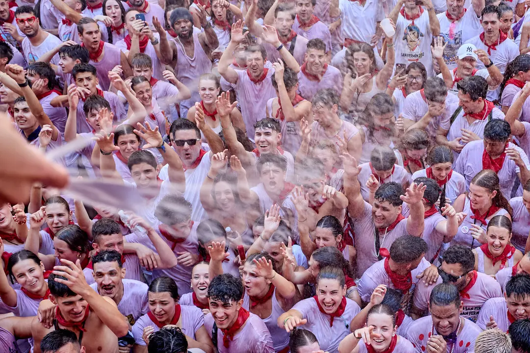 Pamplona. Navarra. 6 julio 2026. Fiestas. Sanfermines.
Ambiente por las calles de Pamplona en los momentos posteriores al Chupinazo que ha dado inicio a las Fiestas de San Fermin 2026 con el ya tradicional lanzamiento de agua desde los balcones, en Pamplona a 6 de julio de 2026. Cr&eacute;dito: I&ntilde;igo Alzugaray / Cordon Press