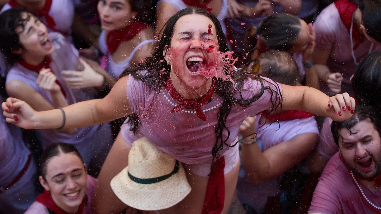 Pamplona. Navarra. 6 julio 2026. Fiestas. Sanfermines.
Ambiente por las calles de Pamplona en los momentos posteriores al Chupinazo que ha dado inicio a las Fiestas de San Fermin 2026 con el ya tradicional lanzamiento de agua desde los balcones, en Pamplona a 6 de julio de 2026. Cr&eacute;dito: I&ntilde;igo Alzugaray / Cordon Press