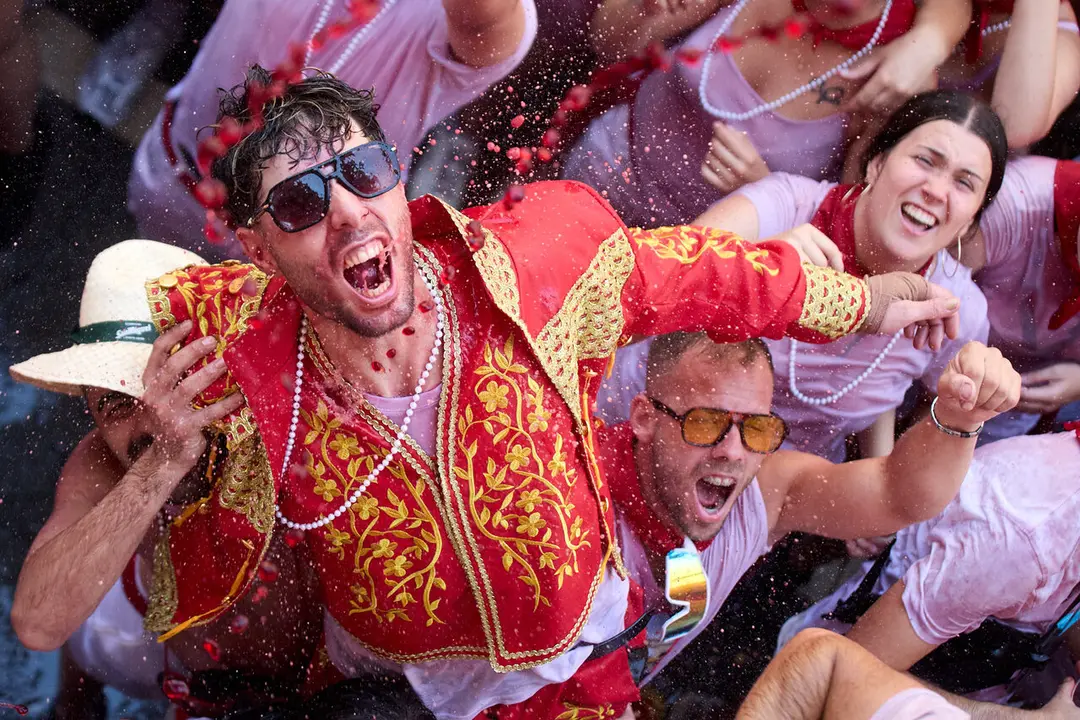 Pamplona. Navarra. 6 julio 2026. Fiestas. Sanfermines.
Ambiente por las calles de Pamplona en los momentos posteriores al Chupinazo que ha dado inicio a las Fiestas de San Fermin 2026 con el ya tradicional lanzamiento de agua desde los balcones, en Pamplona a 6 de julio de 2026. Cr&eacute;dito: I&ntilde;igo Alzugaray / Cordon Press