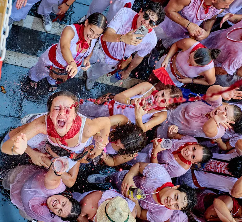 Pamplona. Navarra. 6 julio 2026. Fiestas. Sanfermines.
Ambiente por las calles de Pamplona en los momentos posteriores al Chupinazo que ha dado inicio a las Fiestas de San Fermin 2026 con el ya tradicional lanzamiento de agua desde los balcones, en Pamplona a 6 de julio de 2026. Cr&eacute;dito: I&ntilde;igo Alzugaray / Cordon Press