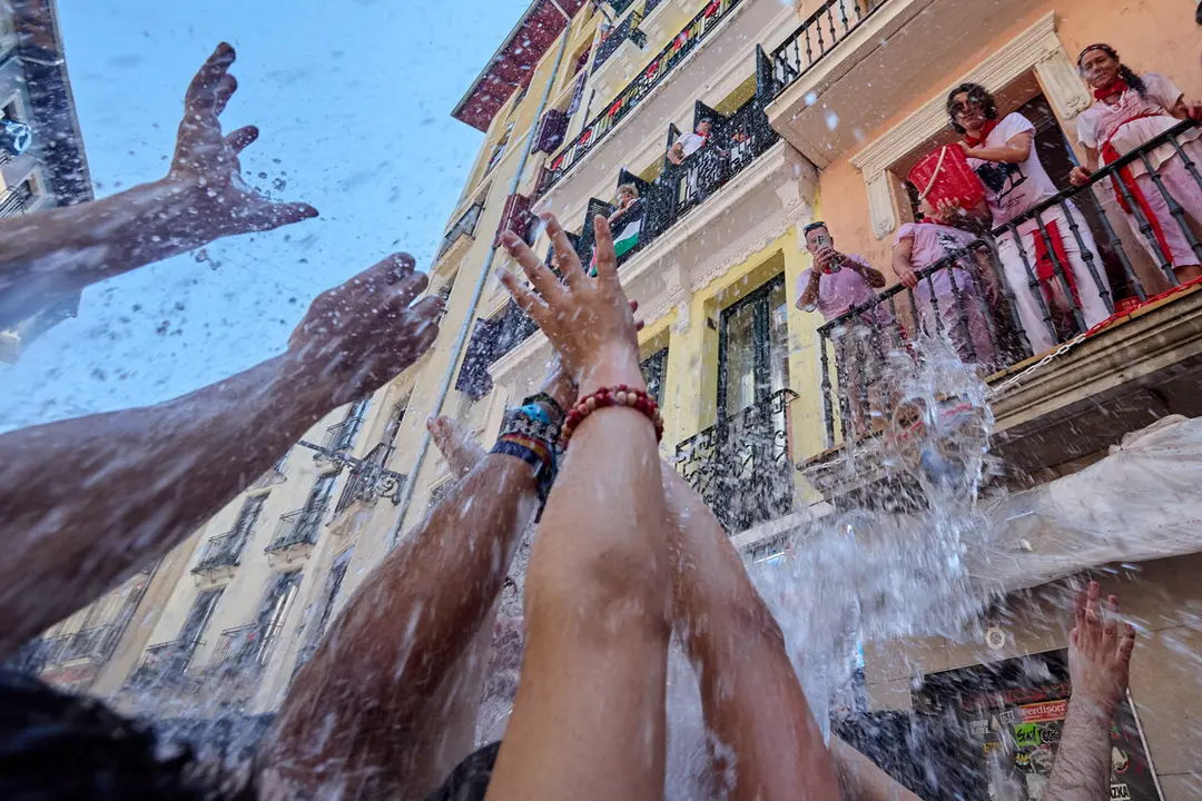 Pamplona. Navarra. 6 julio 2026. Fiestas. Sanfermines.
Ambiente por las calles de Pamplona en los momentos posteriores al Chupinazo que ha dado inicio a las Fiestas de San Fermin 2026 con el ya tradicional lanzamiento de agua desde los balcones, en Pamplona a 6 de julio de 2026. Cr&eacute;dito: I&ntilde;igo Alzugaray / Cordon Press