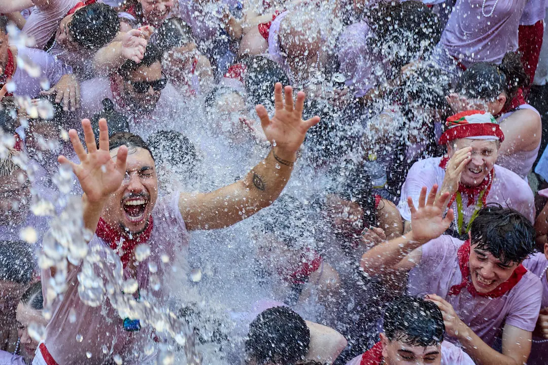 Pamplona. Navarra. 6 julio 2026. Fiestas. Sanfermines.
Ambiente por las calles de Pamplona en los momentos posteriores al Chupinazo que ha dado inicio a las Fiestas de San Fermin 2026 con el ya tradicional lanzamiento de agua desde los balcones, en Pamplona a 6 de julio de 2026. Cr&eacute;dito: I&ntilde;igo Alzugaray / Cordon Press