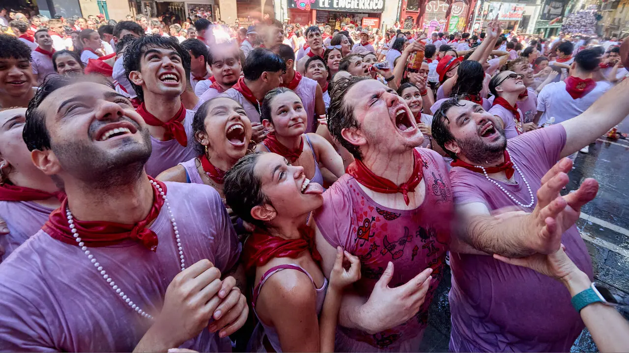 Pamplona. Navarra. 6 julio 2026. Fiestas. Sanfermines.
Ambiente por las calles de Pamplona en los momentos posteriores al Chupinazo que ha dado inicio a las Fiestas de San Fermin 2026 con el ya tradicional lanzamiento de agua desde los balcones, en Pamplona a 6 de julio de 2026. Cr&eacute;dito: I&ntilde;igo Alzugaray / Cordon Press