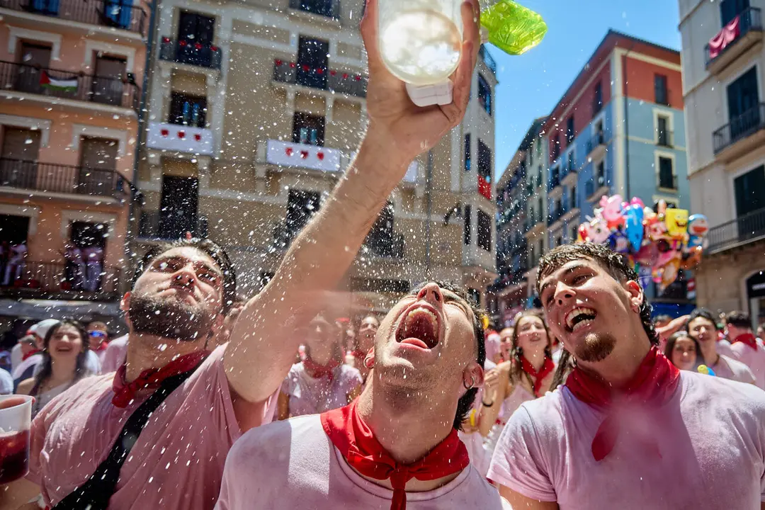 Pamplona. Navarra. 6 julio 2026. Fiestas. Sanfermines.
Ambiente por las calles de Pamplona en los momentos posteriores al Chupinazo que ha dado inicio a las Fiestas de San Fermin 2026 con el ya tradicional lanzamiento de agua desde los balcones, en Pamplona a 6 de julio de 2026. Cr&eacute;dito: I&ntilde;igo Alzugaray / Cordon Press
