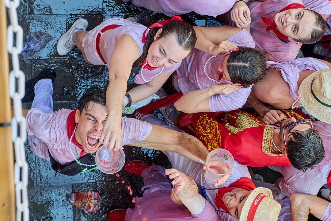 Pamplona. Navarra. 6 julio 2026. Fiestas. Sanfermines.
Ambiente por las calles de Pamplona en los momentos posteriores al Chupinazo que ha dado inicio a las Fiestas de San Fermin 2026 con el ya tradicional lanzamiento de agua desde los balcones, en Pamplona a 6 de julio de 2026. Cr&eacute;dito: I&ntilde;igo Alzugaray / Cordon Press