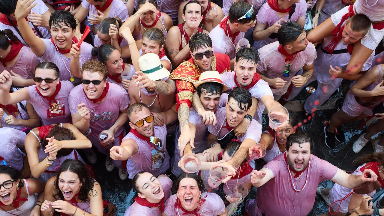 Pamplona. Navarra. 6 julio 2026. Fiestas. Sanfermines.
Ambiente por las calles de Pamplona en los momentos posteriores al Chupinazo que ha dado inicio a las Fiestas de San Fermin 2026 con el ya tradicional lanzamiento de agua desde los balcones, en Pamplona a 6 de julio de 2026. Cr&eacute;dito: I&ntilde;igo Alzugaray / Cordon Press
