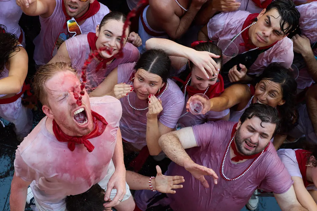 Pamplona. Navarra. 6 julio 2026. Fiestas. Sanfermines.
Ambiente por las calles de Pamplona en los momentos posteriores al Chupinazo que ha dado inicio a las Fiestas de San Fermin 2026 con el ya tradicional lanzamiento de agua desde los balcones, en Pamplona a 6 de julio de 2026. Cr&eacute;dito: I&ntilde;igo Alzugaray / Cordon Press