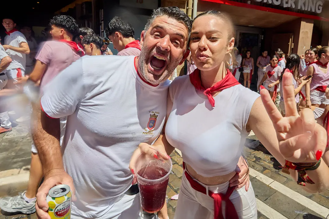 Pamplona. Navarra. 6 julio 2026. Fiestas. Sanfermines.
Ambiente por las calles de Pamplona en los momentos posteriores al Chupinazo que ha dado inicio a las Fiestas de San Fermin 2026 con el ya tradicional lanzamiento de agua desde los balcones, en Pamplona a 6 de julio de 2026. Cr&eacute;dito: I&ntilde;igo Alzugaray / Cordon Press