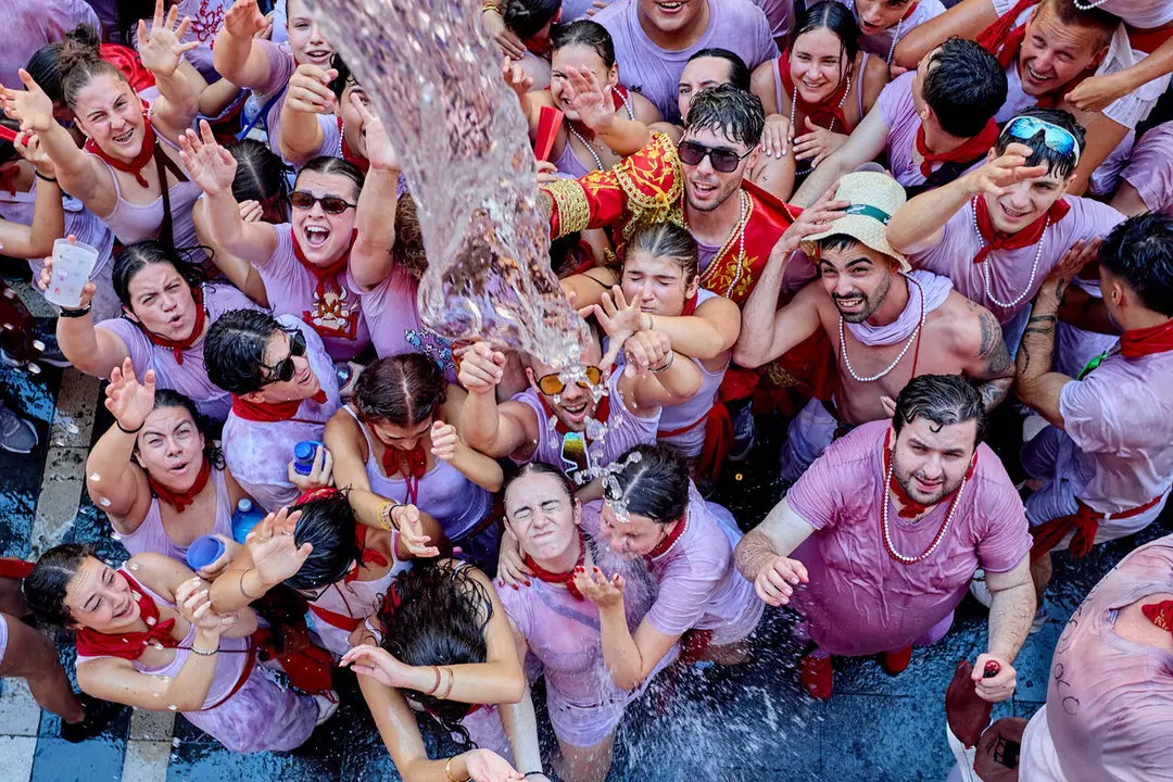 Pamplona. Navarra. 6 julio 2026. Fiestas. Sanfermines.
Ambiente por las calles de Pamplona en los momentos posteriores al Chupinazo que ha dado inicio a las Fiestas de San Fermin 2026 con el ya tradicional lanzamiento de agua desde los balcones, en Pamplona a 6 de julio de 2026. Cr&eacute;dito: I&ntilde;igo Alzugaray / Cordon Press
