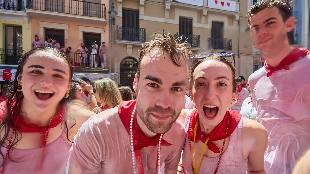 Pamplona. Navarra. 6 julio 2026. Fiestas. Sanfermines.
Ambiente por las calles de Pamplona en los momentos posteriores al Chupinazo que ha dado inicio a las Fiestas de San Fermin 2026 con el ya tradicional lanzamiento de agua desde los balcones, en Pamplona a 6 de julio de 2026. Cr&eacute;dito: I&ntilde;igo Alzugaray / Cordon Press