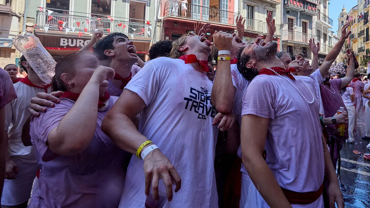 Pamplona. Navarra. 6 julio 2026. Fiestas. Sanfermines.
Ambiente por las calles de Pamplona en los momentos posteriores al Chupinazo que ha dado inicio a las Fiestas de San Fermin 2026 con el ya tradicional lanzamiento de agua desde los balcones, en Pamplona a 6 de julio de 2026. Cr&eacute;dito: I&ntilde;igo Alzugaray / Cordon Press