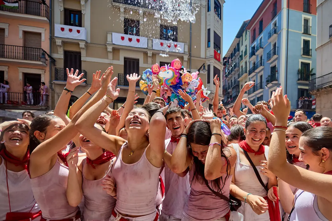 Pamplona. Navarra. 6 julio 2026. Fiestas. Sanfermines.
Ambiente por las calles de Pamplona en los momentos posteriores al Chupinazo que ha dado inicio a las Fiestas de San Fermin 2026 con el ya tradicional lanzamiento de agua desde los balcones, en Pamplona a 6 de julio de 2026. Cr&eacute;dito: I&ntilde;igo Alzugaray / Cordon Press