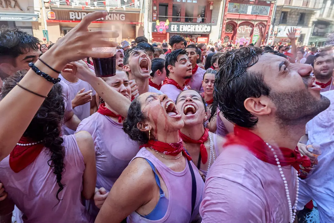 Pamplona. Navarra. 6 julio 2026. Fiestas. Sanfermines.
Ambiente por las calles de Pamplona en los momentos posteriores al Chupinazo que ha dado inicio a las Fiestas de San Fermin 2026 con el ya tradicional lanzamiento de agua desde los balcones, en Pamplona a 6 de julio de 2026. Cr&eacute;dito: I&ntilde;igo Alzugaray / Cordon Press