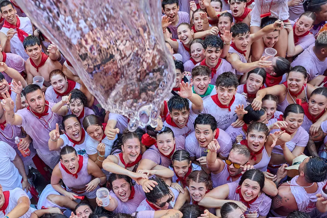 Pamplona. Navarra. 6 julio 2026. Fiestas. Sanfermines.
Ambiente por las calles de Pamplona en los momentos posteriores al Chupinazo que ha dado inicio a las Fiestas de San Fermin 2026 con el ya tradicional lanzamiento de agua desde los balcones, en Pamplona a 6 de julio de 2026. Cr&eacute;dito: I&ntilde;igo Alzugaray / Cordon Press